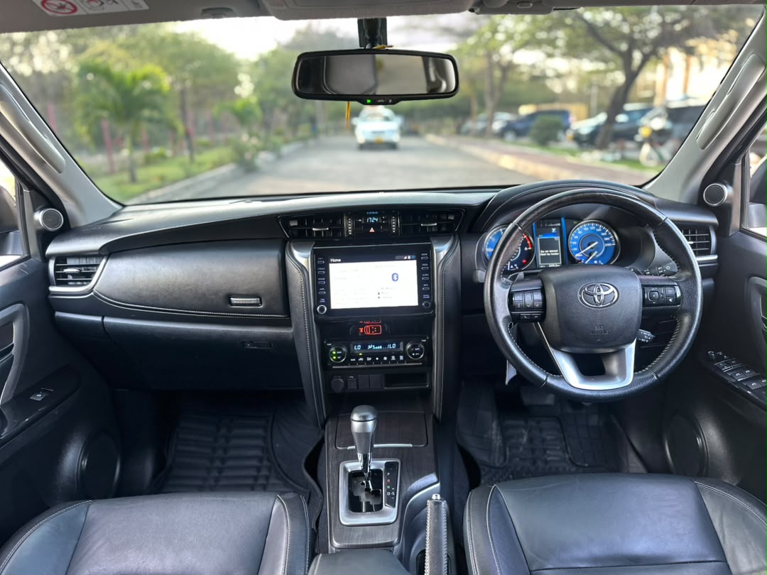 TOYOTA FORTUNER thumbnail 4